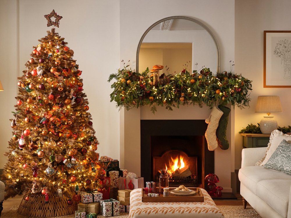 https://www.livingnorth.com/images/media/articles/homes-and-garden/interiors/257%20Christmas%20Tree%20Toppers/Feature.jpg?fm=pjpg&w=1000&q=95